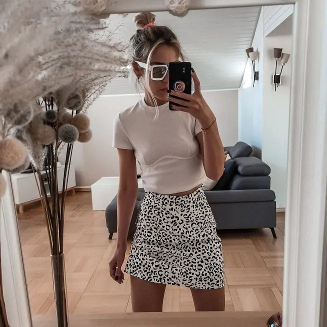 Fashionable tight skirt with leopard print