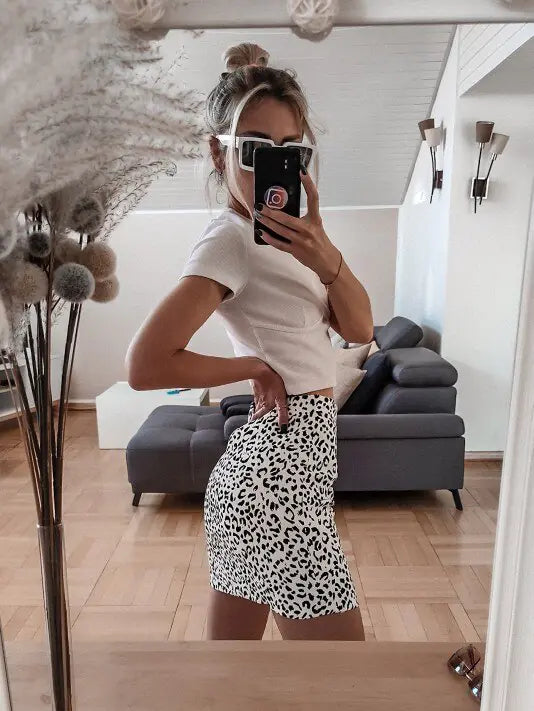 Fashionable tight skirt with leopard print