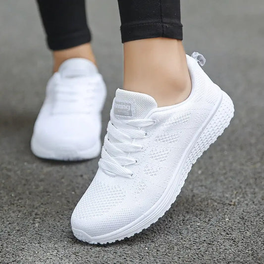 Women's flat-soled sneakers made of breathable mesh