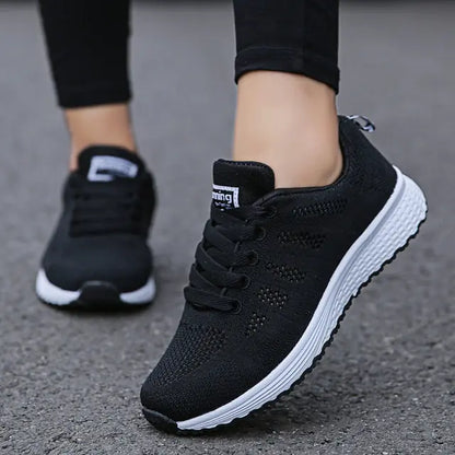 Women's flat-soled sneakers made of breathable mesh