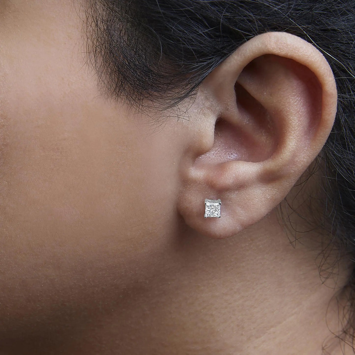 Stud earrings in 14 Carat white gold with Princess diamonds grown in the laboratory (color F-G, transparency VS2-SI1)