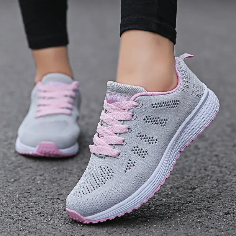 Women's flat-soled sneakers made of breathable mesh