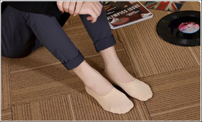 Breathable non-slip socks with ice