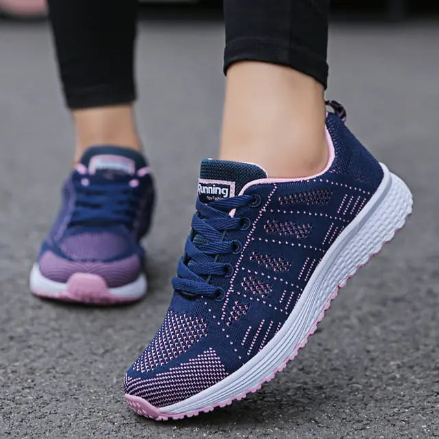 Women's flat-soled sneakers made of breathable mesh