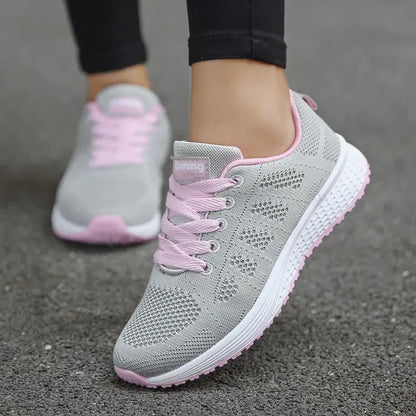 Women's flat-soled sneakers made of breathable mesh